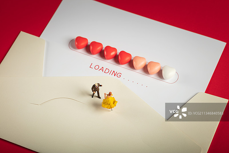 微缩创意爱心糖果恋爱缓冲符号情书上的男女图片素材