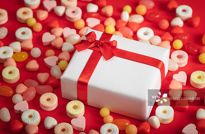 暖色各式糖果背景被色礼物盒红色丝带喜糖图片素材