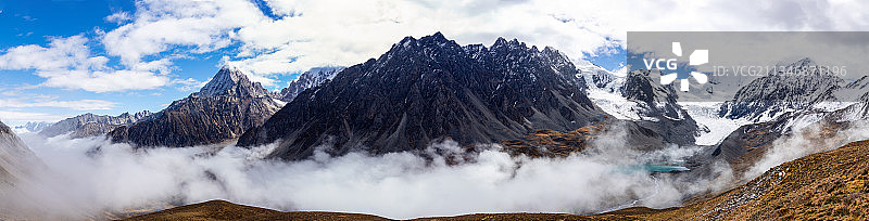 四川甘孜小贡嘎山嘉子峰勒多曼因峰全景图图片素材