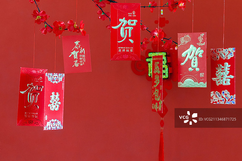 挂在梅花树枝上的新年红包图片素材