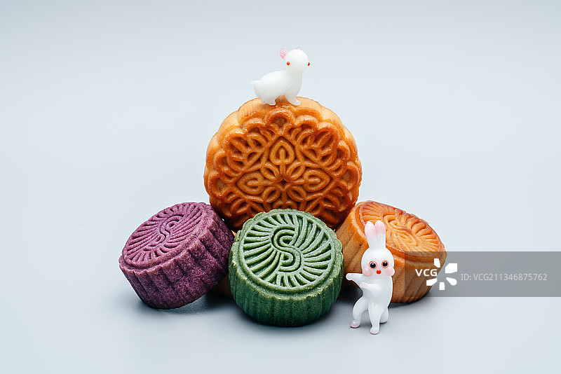 中秋节的月饼上站着两只小白兔图片素材