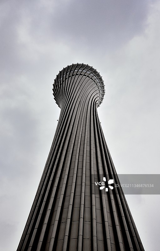 仰视乌云下的成都天府国际机场塔台图片素材