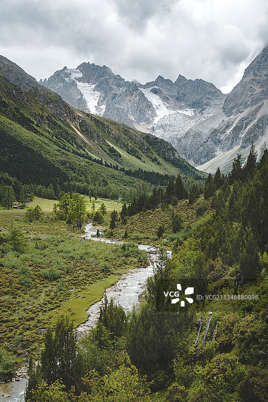 白马雪山翠绿的山谷图片素材