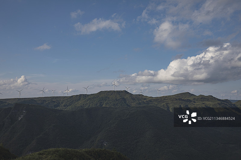 中国贵州贵阳市花溪区高坡云顶草风力发电风车图片素材