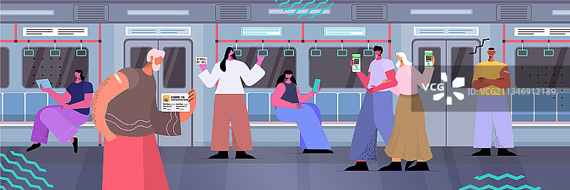 在地铁车厢内使用电子设备的乘客图片素材