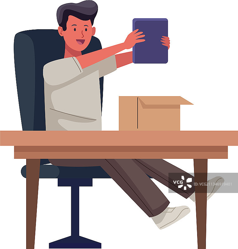 男人在办公室拆箱图片素材