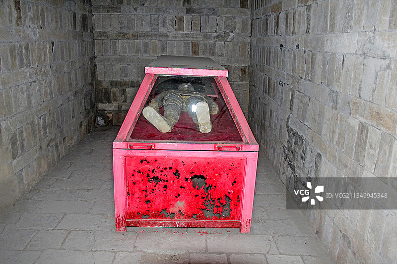 河北定州中山汉墓：墓室出土“金缕玉衣”（棺椁）图片素材