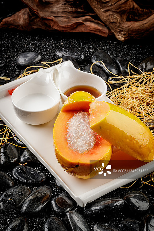 白色方形瓷盘装的夏威夷木瓜炖雪蛤图片素材