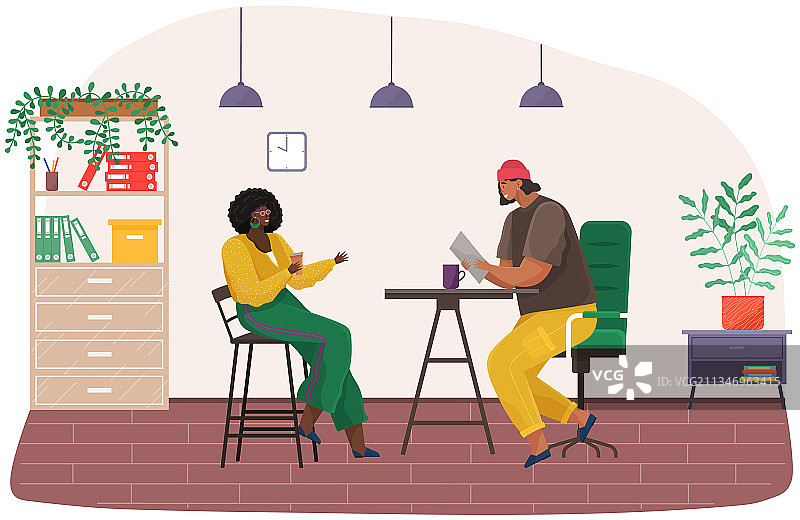 员工在工作场所休息时交流图片素材