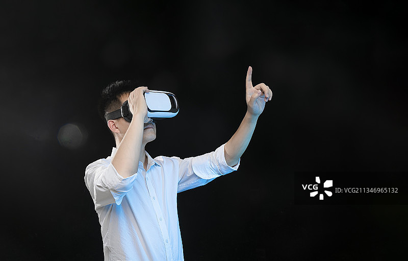 戴着虚拟现实眼睛的年轻人图片素材