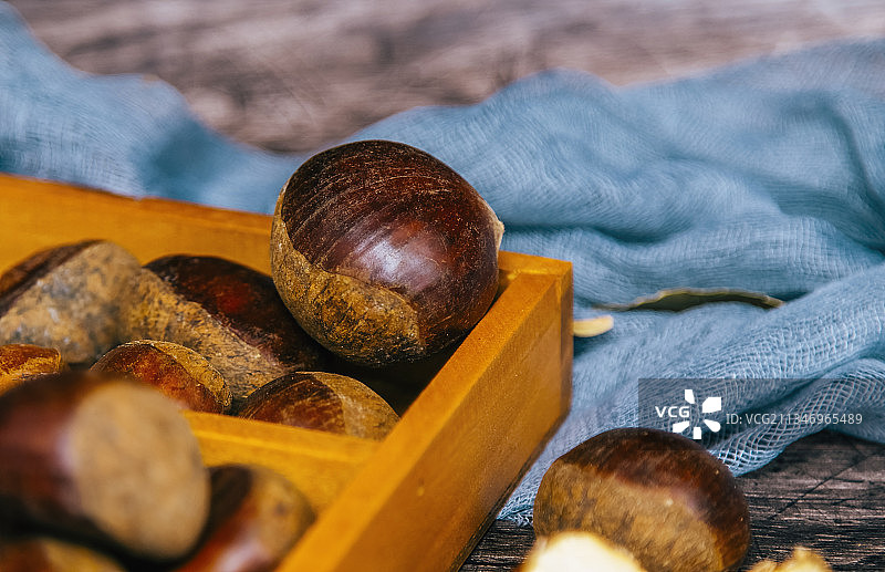 装在木头盒子里的板栗美食坚果图片素材