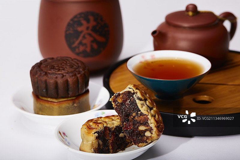 中秋节快乐，喝茶吃月饼图片素材