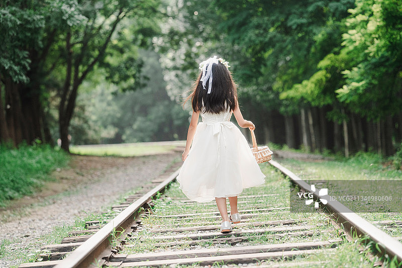 美丽的女孩在户外图片素材