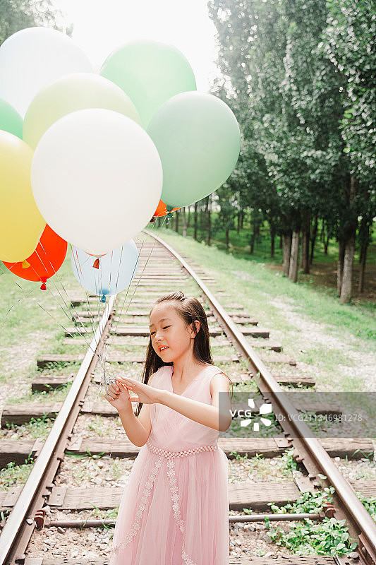 快乐的女孩在公园玩耍图片素材