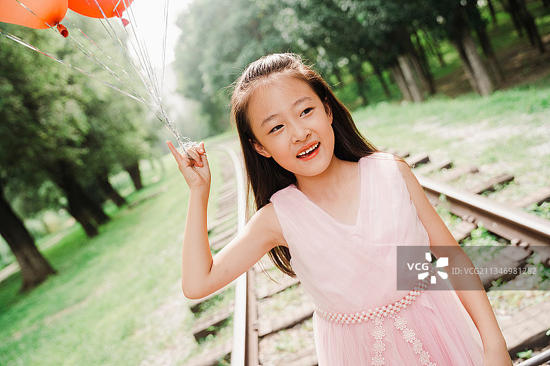 小女孩在公园玩耍图片素材