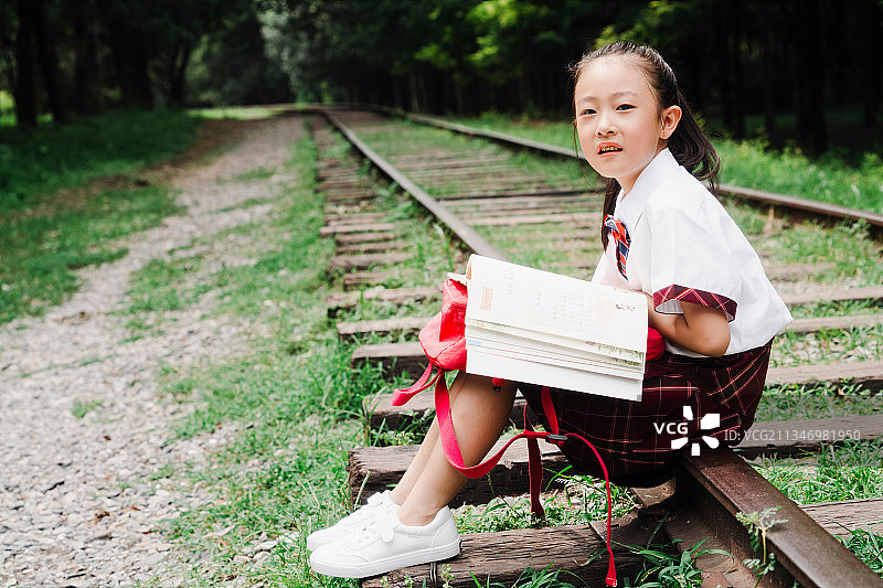 小女孩在公园阅读图片素材