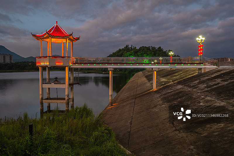 清晨的阳江阳春东湖公园湖中亭图片素材