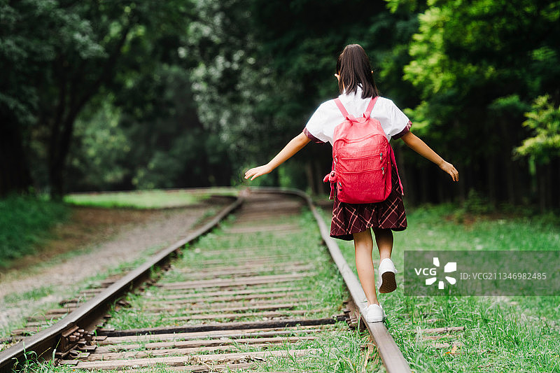 放学后的小女孩在公园玩耍图片素材
