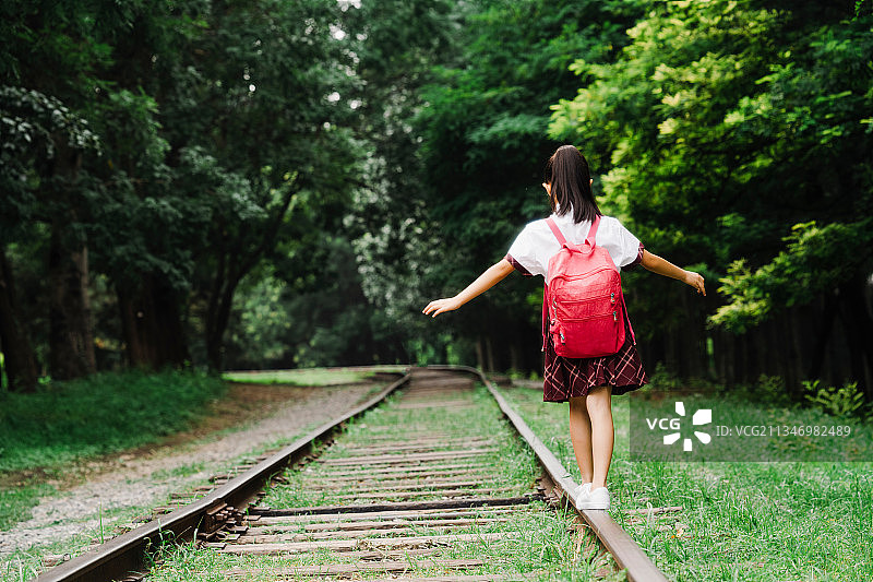 放学后的小女孩在公园玩耍图片素材