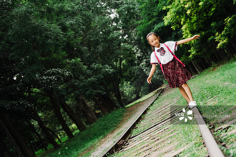 放学后的小女孩在公园玩耍图片素材