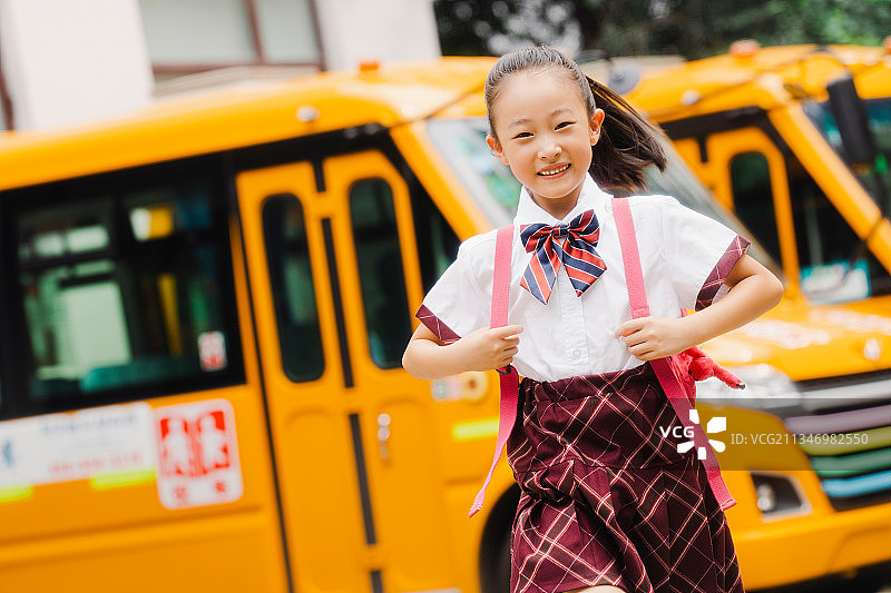 快乐的学生在校车旁图片素材
