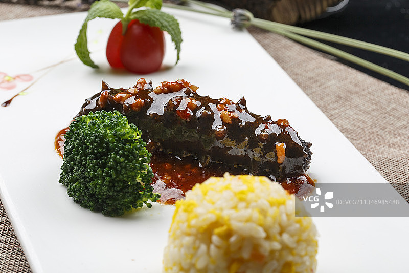 长方形白瓷盘装的肉沫海参捞饭图片素材