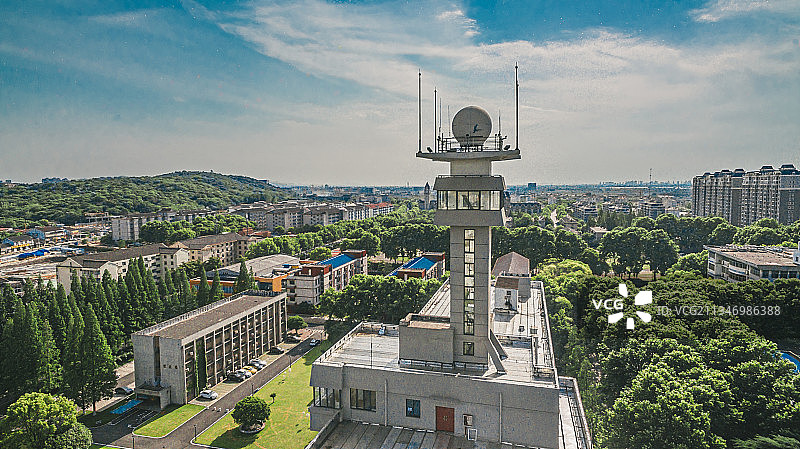 蓝天白云下南京信息工程大学尚贤楼多普勒雷达航拍特写图片素材
