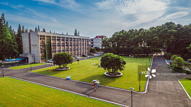 蓝天白云下南京信息工程大学中苑尚贤楼前大草坪与理政楼航拍特写图片素材