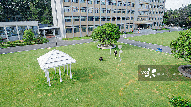 蓝天白云下南京信息工程大学中苑尚贤楼前大草坪航拍与毕业生合影图片素材