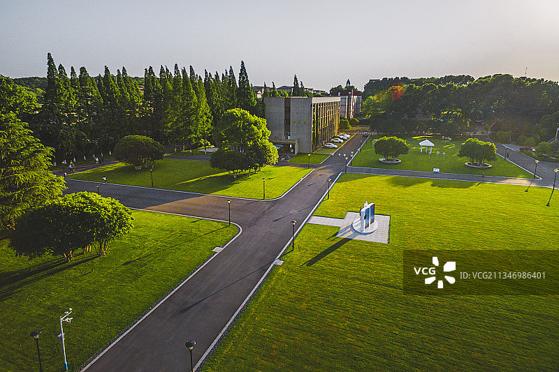 夕阳下南京信息工程大学中苑尚贤楼前大草坪与理政楼航拍全景特写图片素材