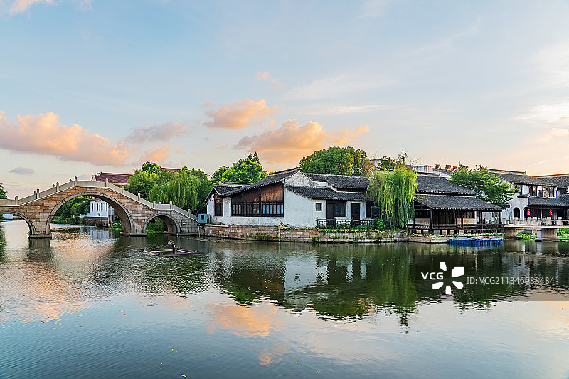 苏州周庄古镇的古建筑群和石拱桥图片素材