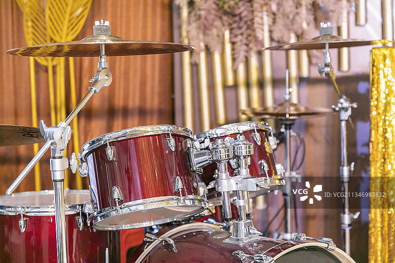 摆放着的架子鼓图片素材