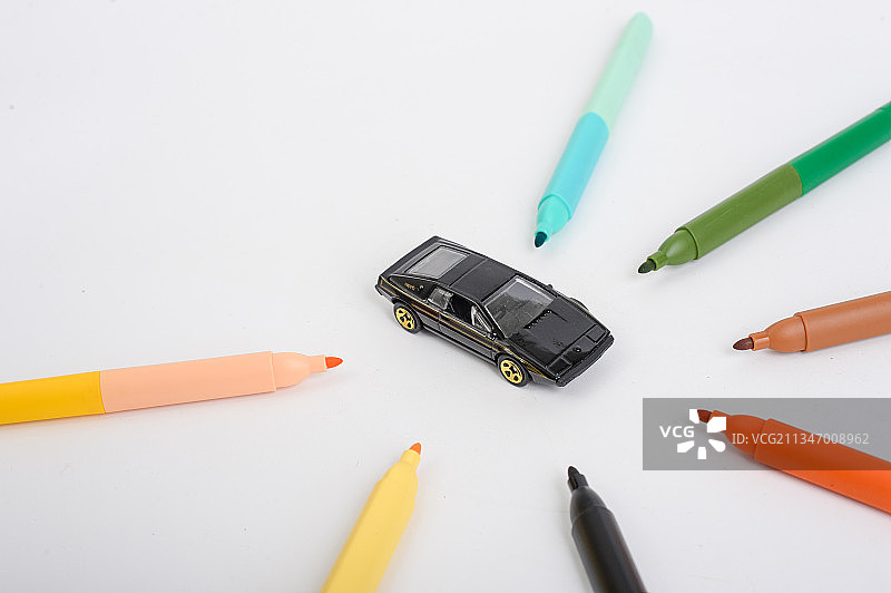 模型跑车和彩色水彩笔图片素材