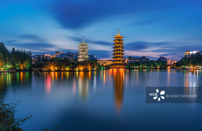 桂林日月双塔夜景图片素材