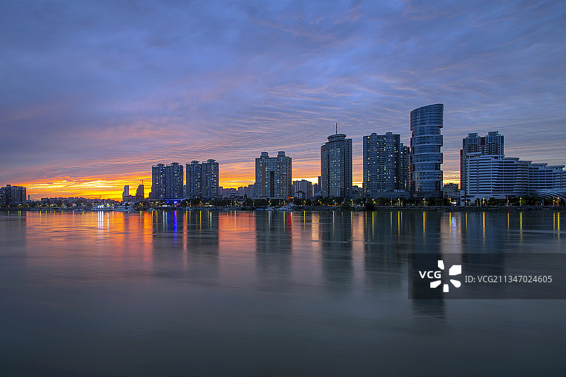 汉江襄阳晚霞火烧云城市风光图片素材