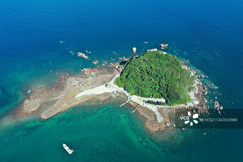 广东省深圳市大鹏新区西涌旅游度假区仙人掌沙滩情人岛航拍图片素材