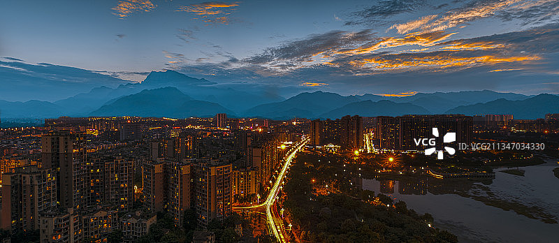 《峨眉夜色》拍摄地：峨眉山市爱琴海蓝小区图片素材