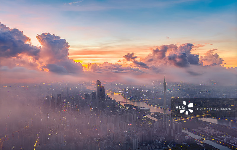 航拍日出时分火烧云与平流雾下的广州珠江新城与广州塔图片素材