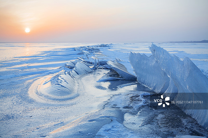 冰湖日落（陕西榆林横山市尔林兔镇红碱淖）图片素材