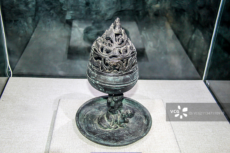 河北保定满城汉墓：窦绾墓出土鎏银骑兽人物博山炉图片素材