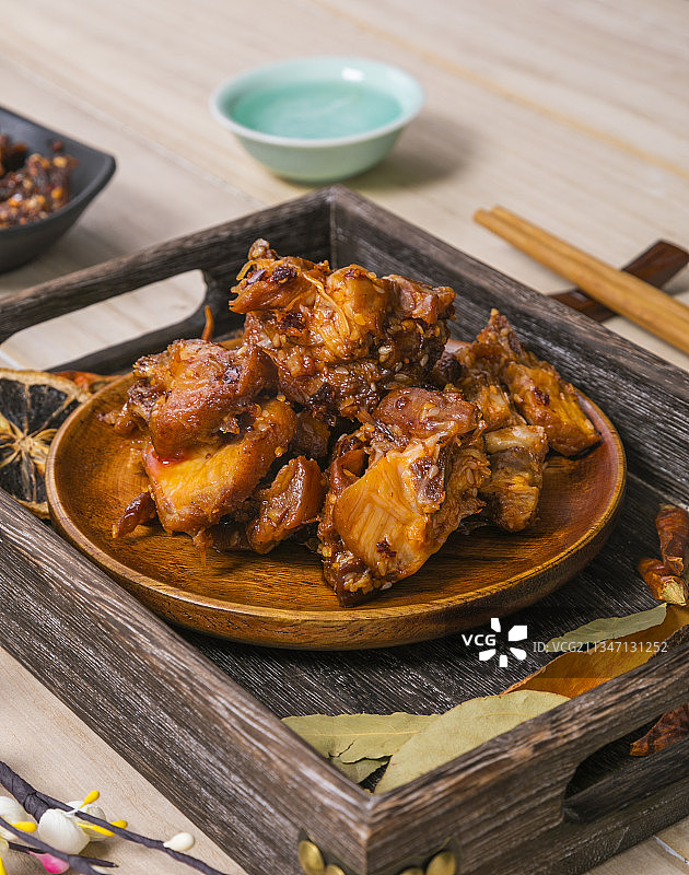 木质盘子里装着的兔肉图片素材