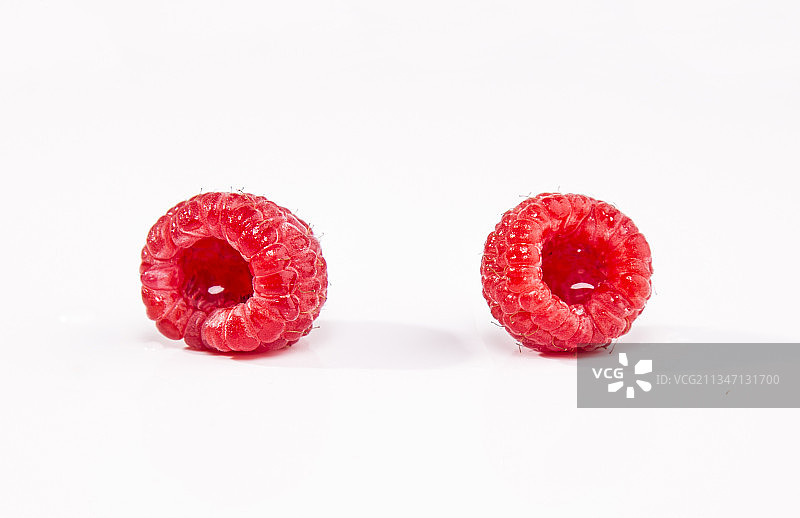 白色背景下放着的树莓图片素材