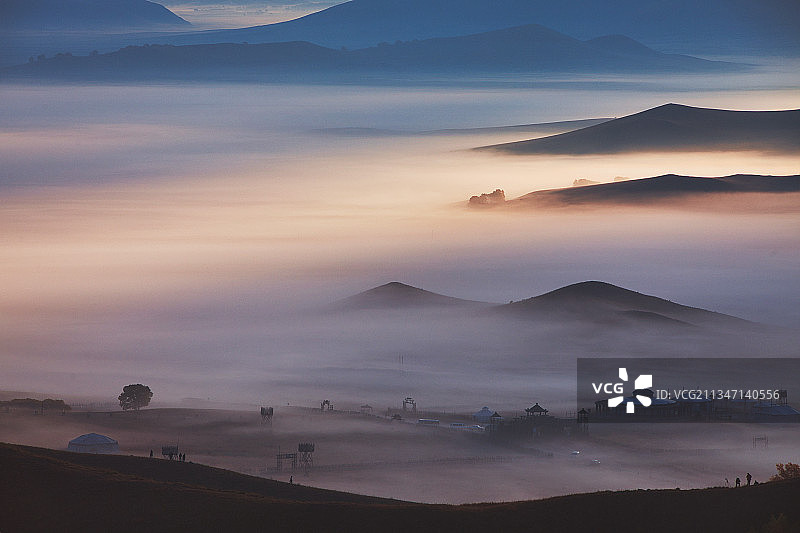 曙光初现（红山军马场平流雾奇观）图片素材