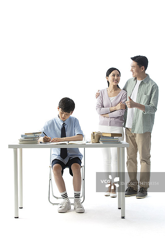 父母看儿子做作业图片素材