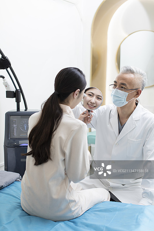 年轻女士做医美项目美容图片素材