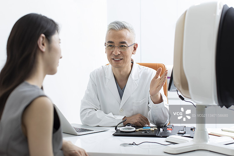 医生和病人在诊疗室谈话图片素材