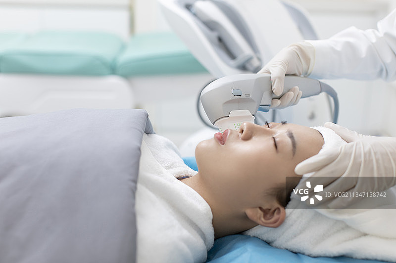 年轻女士医美护肤图片素材