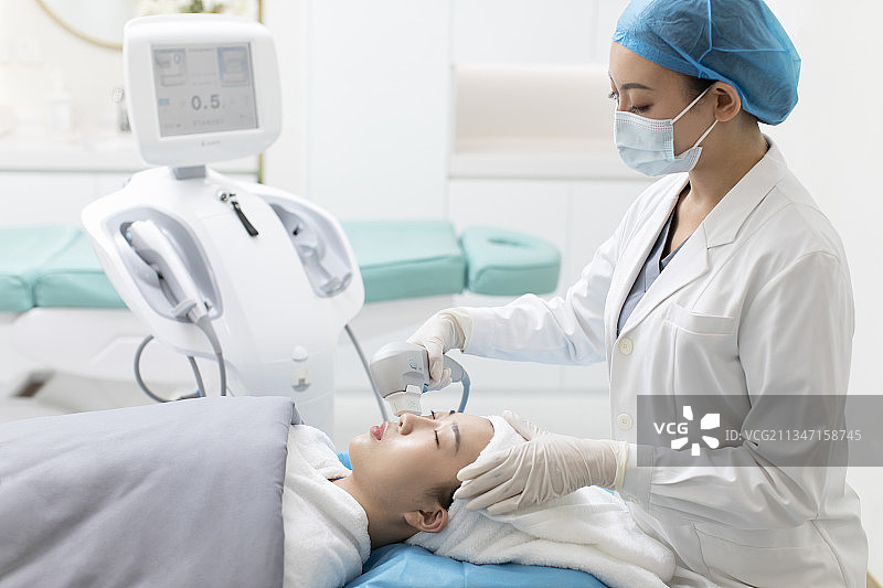 年轻女士医美护肤图片素材