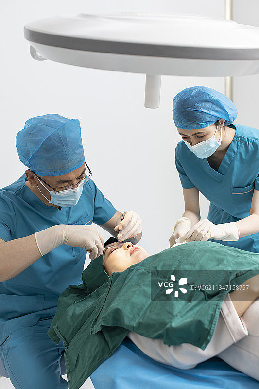 女子做面部整形手术图片素材