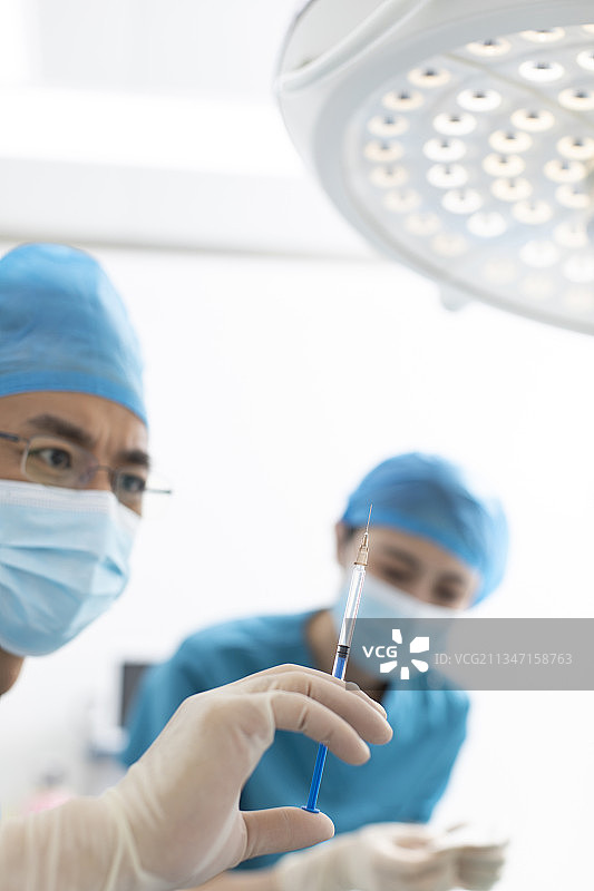 医生拿着注射器图片素材